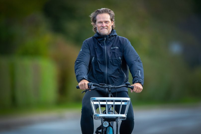 Morten Møller har brugt den el-cykel, han har haft til låns, til at komme til og fra arbejde inde i Aalborg. Foto: Torben Hansen