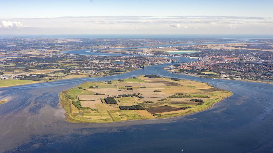 Et flertal af partierne på Christiansborg er blevet enige om at afsætte penge til 3. Limfjordsforbindelse over Egholm. Foto: Aalborg Luftfoto.