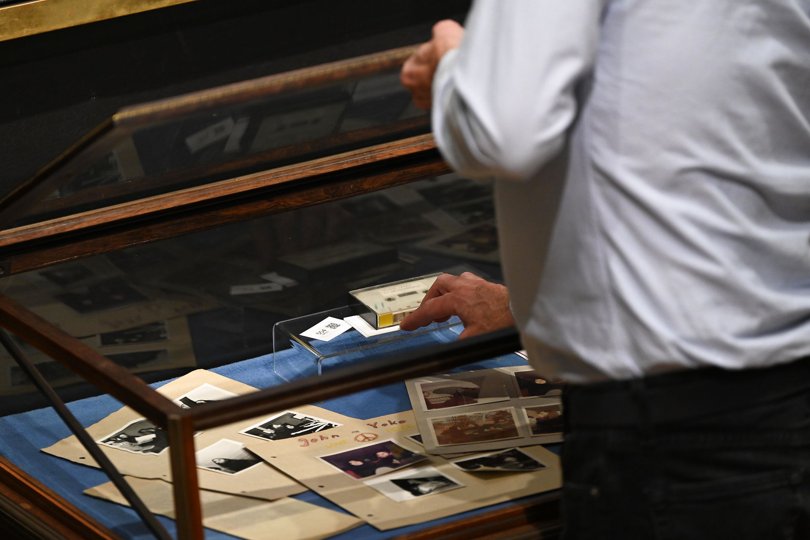 Materialet med båndet og de gamle foto plus et skoleblad. Foto: Philip Davali/Ritzau Scanpix <i>Ritzau Scanpix</i>