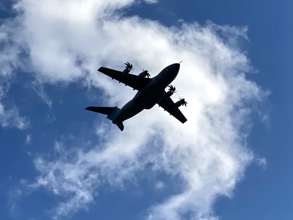 Aldrig tidligere i lufthavnens 45-årige historie har den lille lufthavn i Sindal haft besøg af så stort et fly som det, der tirsdag lagde vejen forbi. Foto: Bent Bach Nielsen