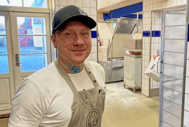 Henrik Bruse Skougaard er et stort smil for han kan næsten ikke vente med at komme i gang med butikkens mange muligheder.