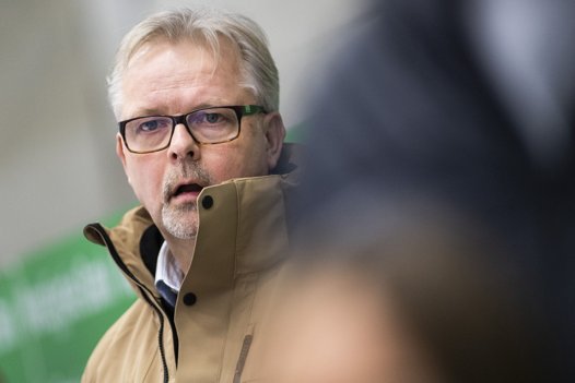 Selvom cheftræner Jari Pasanen er glad på sin spillers vegne, så ærgrer han sig alligevel over, at må undvære sin fast back. Arkivfoto: Henrik Bo <i>Foto: Henrik Bo</i>