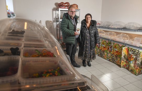 Folk kan godt lide at blande deres slik selv, oplever de i Slikhytten. Foto: Henrik Louis