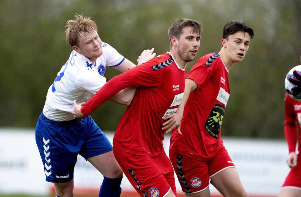 Nørresundby FB i en tidligere kamp mod Vejgaard. Lørdag aften fik de hjælp af Holstebro i nedrykningskampen, efter de selv tabte. <i>Arkivfoto: Lars Pauli</i>