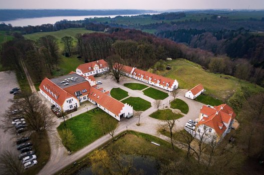 BramslevGaard ligger med udsigt til Mariager Fjord og har et jordtilliggende på 67 hektar. Arkivfoto: Torben Hansen