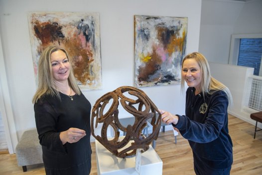 Line Elliott og Anita Majbrit Andersen kører tæt parløb, når nye kunsthåndværkere skal udvælges til galleriet.