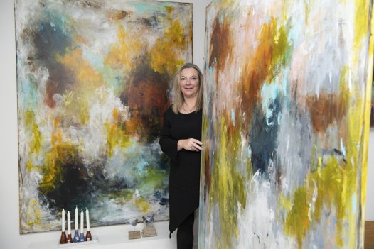 Line Elliott har flere værker udstillet i galleriet.