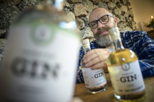 Ulrik blev fyret som ingeniør: Nu drikker de hans gin på d'Angleterre
