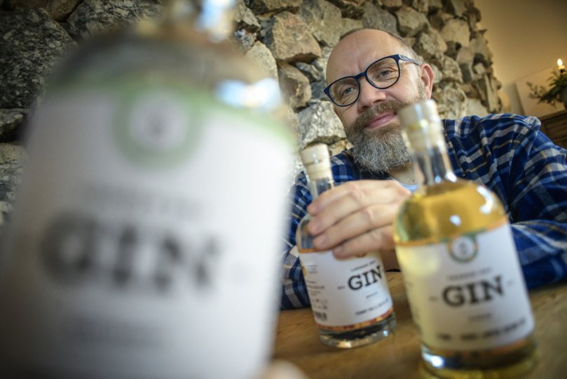 - Folk derovre har måske et billede af os som sådan nogle moonshiners, der sidder ude bag en klit et sted og brænder sprit, mens køerne står og gumler i den anden ende af rummet. Det indtryk må de da godt få, men vi laver altså virkelig god gin, siger Ulrik Schade om sin gins indtog på det københavnske marked. Foto: Martin Damgård