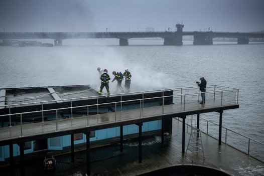 Tirsdag morgen gik brandmændene i gang med at slukke branden i havnebadet. Foto Lars Pauli <i>Foto: Lars Pauli</i>