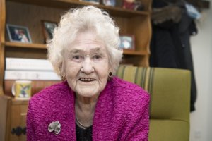 Marie fylder 100 år: Nu vil hun have sig en flødekage