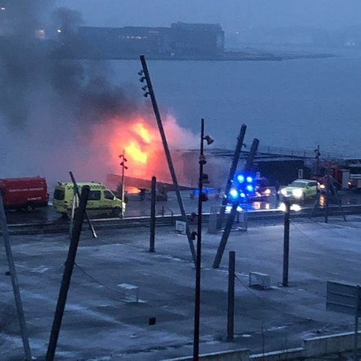 Brand raserede del af bygning ved havnebad: Se video