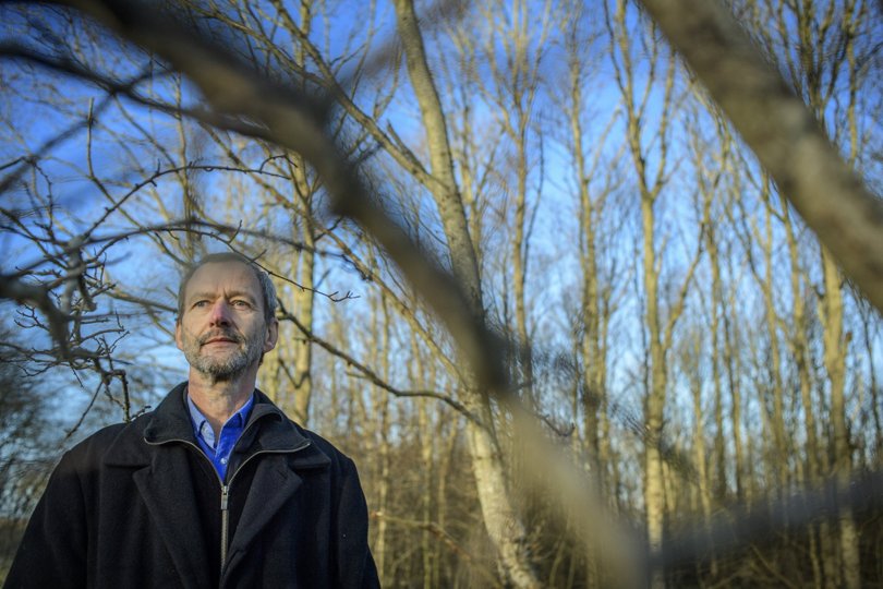 Jens Møller Nielsen er sammen med andre borgere i bydel imod kommunens ønske om at vælte fredskov til fordel for nyt byggeri. Foto: Martin Damgård