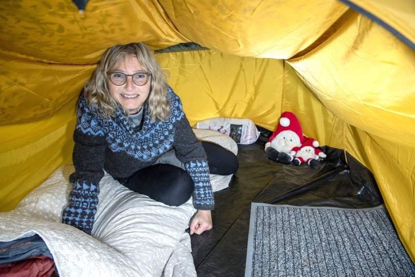 Cana Schønwald Henriksen har sovet i det lille telt i haven i Jerup siden 4. august, og har nu prøvet sne, storm og regn, men ikke tordenvejr eller nytårsnat med raketter. <i>Foto: Bente Poder</i>