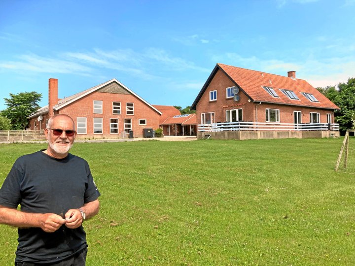 Gunner Frøslev ved kæmpesommerhuset i Nees, som blev sat til salg i foråret 2021. Siden er der kommet en ny ejendomsmægler på salget. Arkivfoto