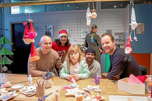Kendte ansigter som Joachim Ingversen og Jacob Riising har hjulpet med uddelingen. Hele indsatsen kulminerede i en julekoncert på Rigshospitalet for de indlagte børn og deres familier. Foto: SMILfonden