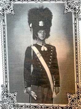 Niels Stellan Høm er her fotograferet, mens han var ved Livgarden.