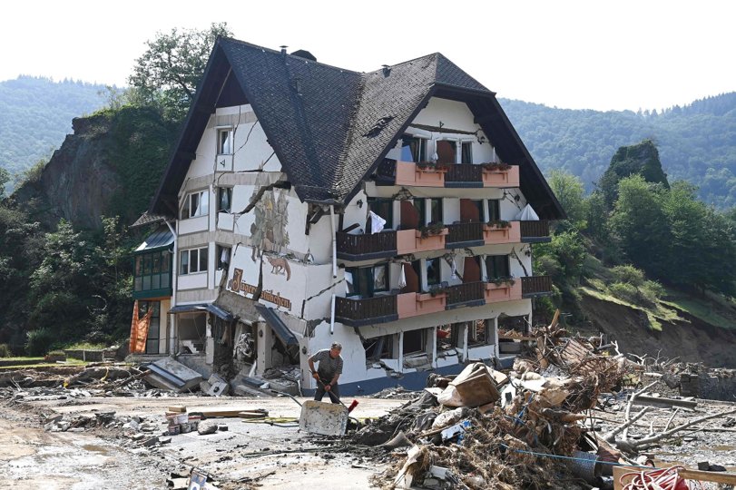 Voldsomme oversvømmelser i  Laach, i Ahrweiler i det vestlige Tyskland rystede i juli forbundsrepublikken. I Tyskland og Belgien forårsagede de dødelige oversvømmesler i juli ødelæggelser for over 282 milliarder kroner.