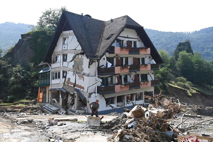 Voldsomme oversvømmelser i Laach, i Ahrweiler i det vestlige Tyskland rystede i juli forbundsrepublikken. I Tyskland og Belgien forårsagede de dødelige oversvømmesler i juli ødelæggelser for over 282 milliarder kroner.