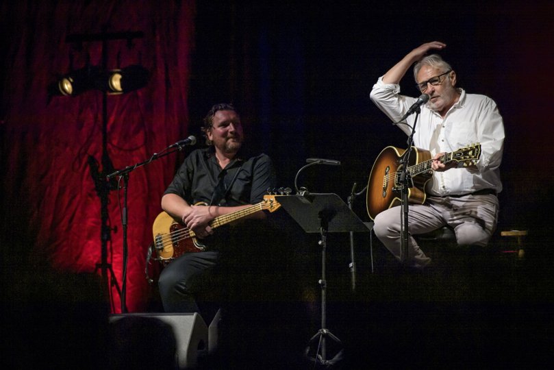 Med sig på scenen havde Niels Hausgaard fået den travle bassist Troels Skjærbæk (fra blandt meget andet Boat Man Love) til at lægge en vis bund under de mange nye sange. Foto: Martin Damgård.