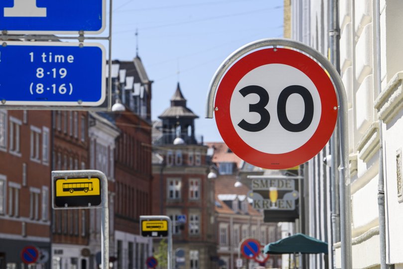Som noget nyt er hastigheden sat ned til 30 km/t, og er man ikke opmærksom på det, kan det betyde bøde til hurtige cyklister og betinget frakendelse af kørekortet for bilister, der følger den gamle fartgrænse. Foto: Henrik Bo <i>Foto: Henrik Bo</i>