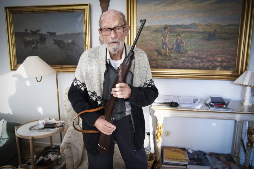 96-årige Niels Stellan Høm kan stadig håndtere et våben. Han havde under Anden Verdenskrig relation til den sagnomspundne modstandsgruppe, Churchill-klubben. Foto: Kim Dahl Hansen <i>Foto: Kim Dahl Hansen</i>