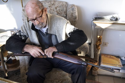 Niels Stellan Høm har stadig den US Karabin, som han af Gestapo var ved at blive pågrebet med. <i>Foto: Kim Dahl Hansen</i>
