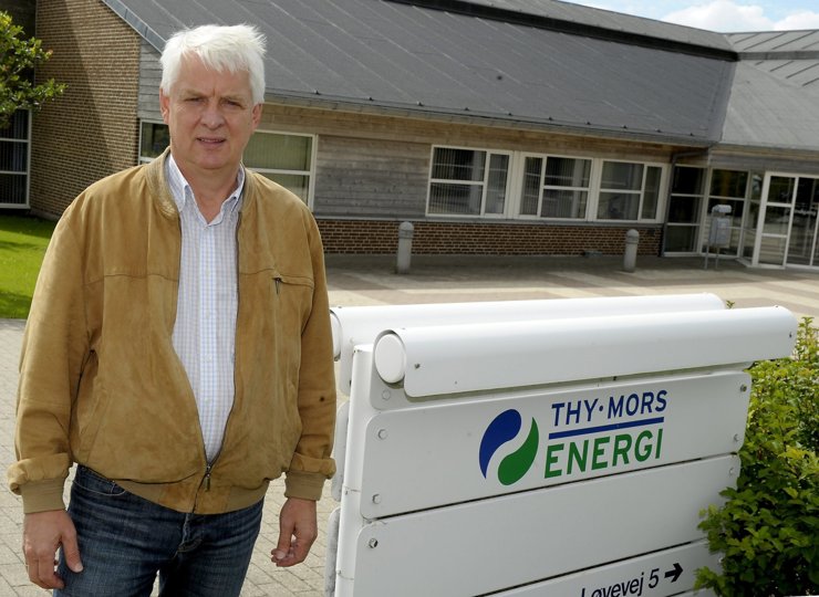 Robert Hove foran domicilet på Løvevej i Thisted, som han og bestyrelsen nu vil gøre til det eneste i Thy-Mors Energi. Arkivfoto: Peter Mørk