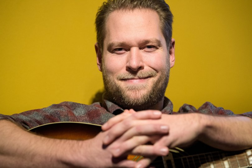 Martin Kanstrup kommer fra Snedsted og har spillet i band, siden han var dreng. I dag har han foruden et job som forsanger i festbandet "Like2Dance" også en lovende solo-karriere, hvor han optræder med musik og komik. <i>Bo Lehm</i>