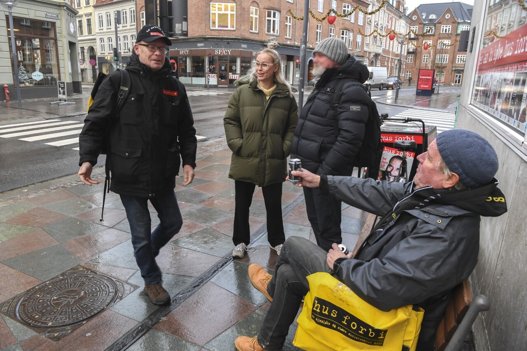 Sophie Villadsen startede som gadesygeplejerske i august og overtog jobbet fra den tidligere sygeplejerske, som havde behandlet borgere på gaden i 14 år. Hun bruger derfor stadig meget tid og mange kræfter på at komme ind på livet af de borgere, hun hjælper. Foto: Henrik Louis