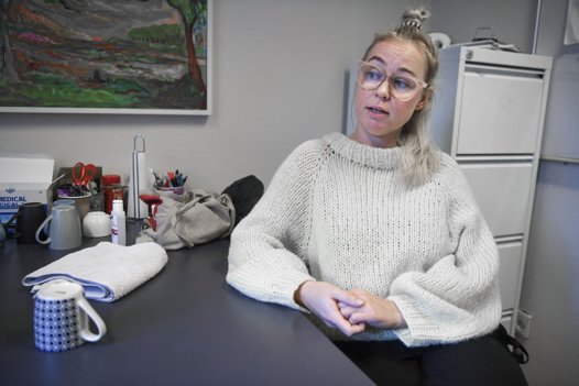 Når Sophie Enevoldsen først har fået kontakt til en borger, tager hun sig tid til at lytte og prioriterer at være nærværende. For nogle gange kan der gå mange dage, før hun ser dem igen. Foto: Henrik Louis <i>Foto:Henrik Simonsen</i>