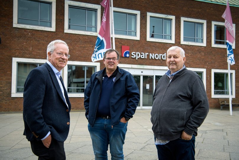 Lauge Larsen, Johannes Veje og Poul Olsen i dag foran den bygning, der engang husede Fjordbank Mors. Foto: Bo Lehm <i>Bo Lehm</i>