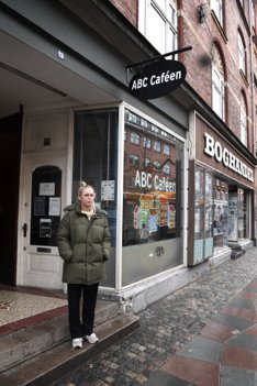 Sophie Enevoldsen er en del af Gadeteamet i Aalborg Kommune. Når de ikke er på farten, holder de til på ABC-caféen i Aalborg. <i>Foto:Henrik Simonsen</i>