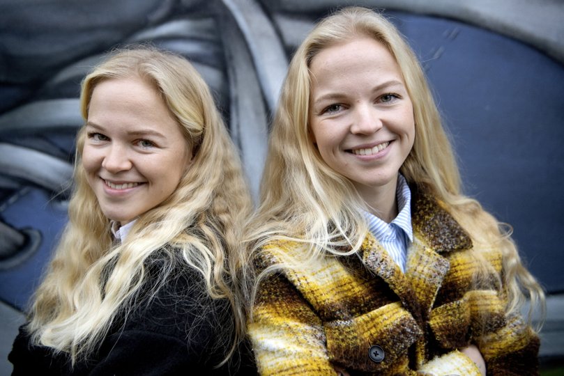 Agnete (th.) og Beate (tv.) lever og ånder for fodbolden, de har dog udover sin professionelle karriere også tid til andre ting som for eksempel at tage en uddannelse. <i>Foto: Lars Pauli</i>