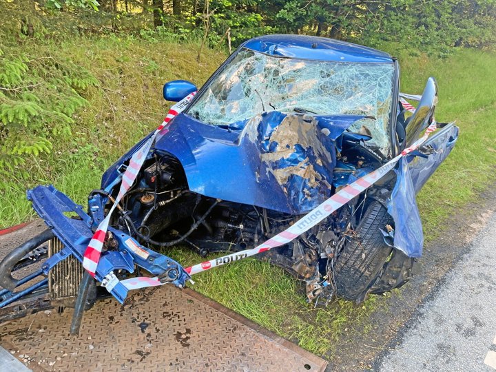 Bilen er totalskadet efter uheldet. Foto: Jan Pedersen