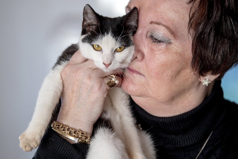 May-Britt Andersen mener, at Rebild Kommune skal lave aftale med Kattens Værn, så borgerne kan tilkalde hjælp, hvis de møder lidende, vilde katte. Foto: Lars Pauli