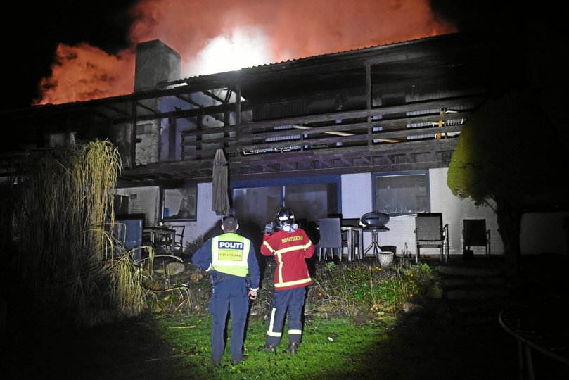 Ilden har godt fat i taget på længen, der rummer stuehuset på ejendommen. Foto: Jan Pedersen