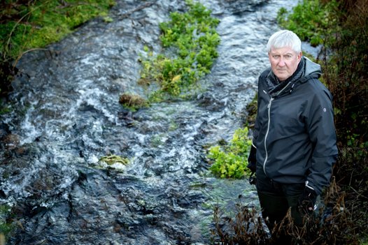 Klaus Anker Hansen ved Kousbækken for foden af Rebild Bakker, hvor der også er ideelle gydesteder for havørreder. Arkivfoto: Torben Hansen