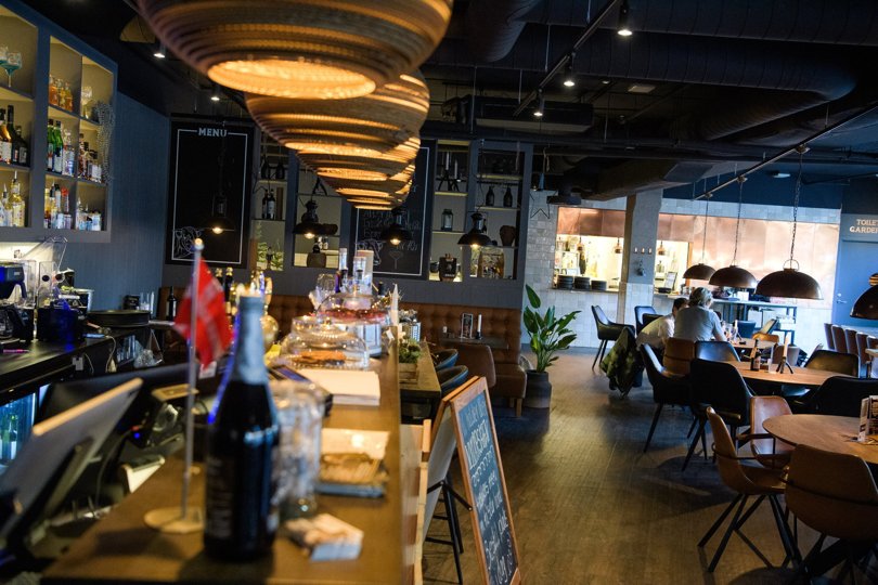 Der var lagt op til et brag af en nytårsfest på Cafe Amalie på Store Torv. Nu er festlighederne aflyst på grund af de seneste restriktioner. Foto: Bo Lehm