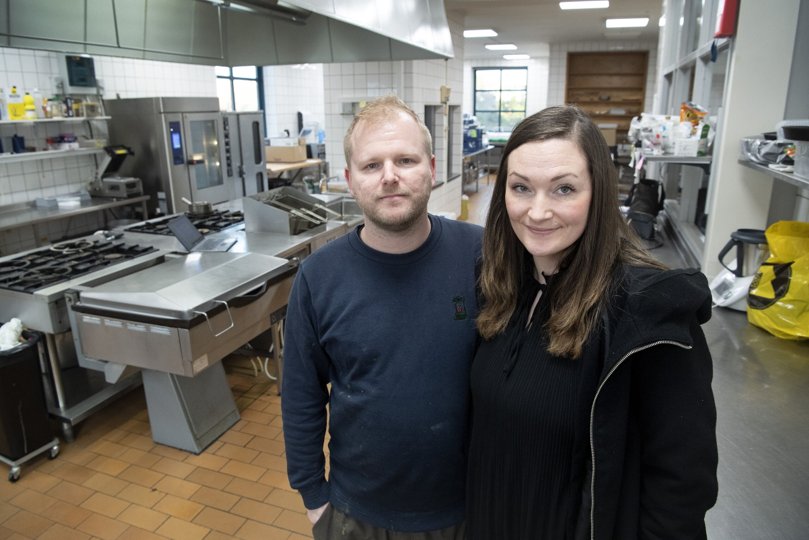 Kok Thomas Topholt og Camila Andersen pakker sammen efter en konfliktfyldt tid på Vendelbohus. Foto: Bente Poder <i>Foto: Bente Poder</i>