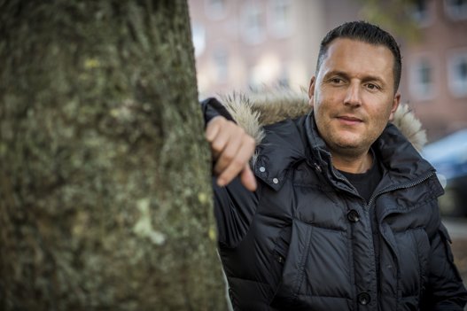 Mario El-Hajj, indehaver af Bogø Sandwich i Aalborg, er glad for at kunne give hjemløse og socialt udsatte et gratis måltid mad i en dyr og kold juletid. "Det får dem til at føle sig som mennesker" siger han.  Arkivfoto: Martin Damgård