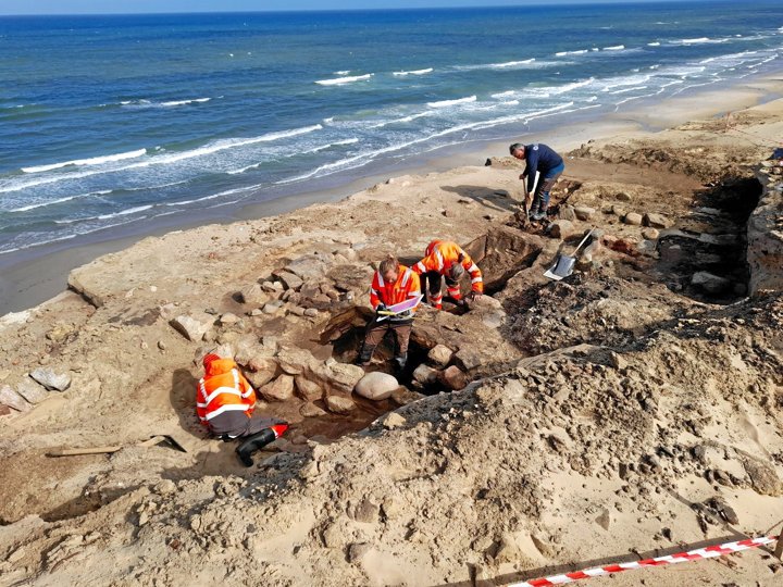 I forsommeren 2021 blæste en renæssancegård, som har været begravet af sand, frem i klitterne nord for Nr. Lyngby.