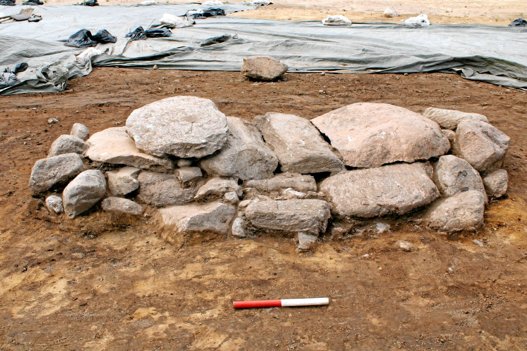 I forbindelse med udgravningen af den 6000 år gamle stenalder-langhøj ved Blenstrup fandt arkæologerne også spor af senere bronzealderhøje på samme sted. Her fandt man blandt andet en såkaldt hellekiste, som havde ligget uberørt siden bronzealderen. Den indeholdt brændte menneskeknogler, en bronzedolk og en halsring ligeledes af bronze. Foto: Nordjyske Museer
