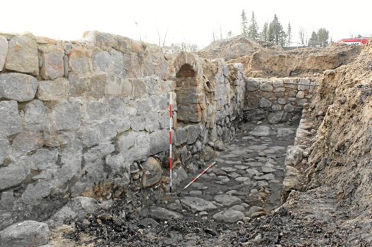 Arkæologerne udgravede flere stadier af den mere end 700 år gamle vandmølle, og de fandt blandt andet ruinerne af et møllehus fra 1800-tallet. Ruinerne bestod blandt andet af ca. to meter høje mure af kampesten. Foto: Nordjyske Museer