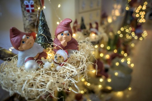 Hos Anne Dorthe varer julen lige til februar. For det tager lang tid og forsigtighed at pakke nisserne ned. Foto: Martin Damgård