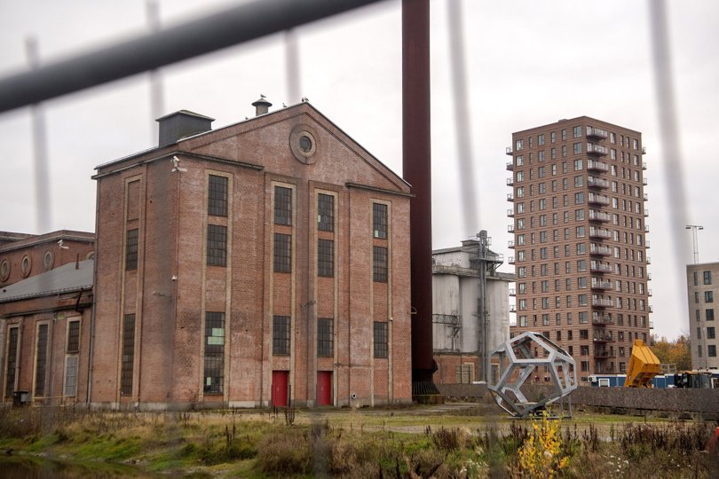 Det nye Taffeltårnet på Spritten (til højre) blev nyligt præmieret af Aalborg Kommune. Et helt forkert valg, mener Nordjyskes anmelder, der svært ved at se, hvordan nybyggeriet spiller op imod de gamle fredede bygninger. Foto: Lars Pauli <i>Foto: Lars Pauli</i>