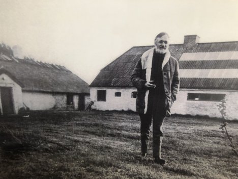 Asger Jorn foran Bangsbohave, 1969. Foto: Bernth Christensen