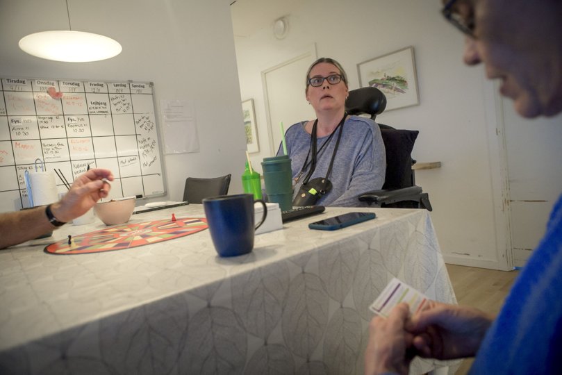 Lise har meget svært ved at komme ud af sin lejlighed eller have et fornuftigt samvær hver anden weekend med sine to børn uden personlig assistance. Kommunen kan hjælpe - men den vil ikke. Foto: Martin Damgård