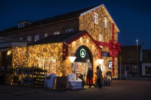 Efter vild vækst: Købmand forvandlede sin butik til en kæmpe julegave