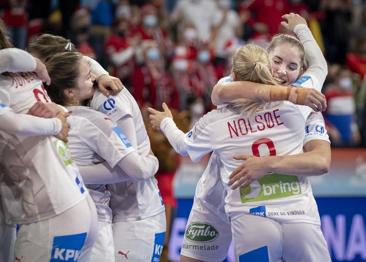 Glæden var stor hos nordjyske Lærke Nolsøe og holdkammeraterne, efter at det danske kvindelandshold søndag fik brudt otte års medaljetørke. Foto: Liselotte Sabroe/Ritzau Scanpix <i>Ritzau Scanpix</i>